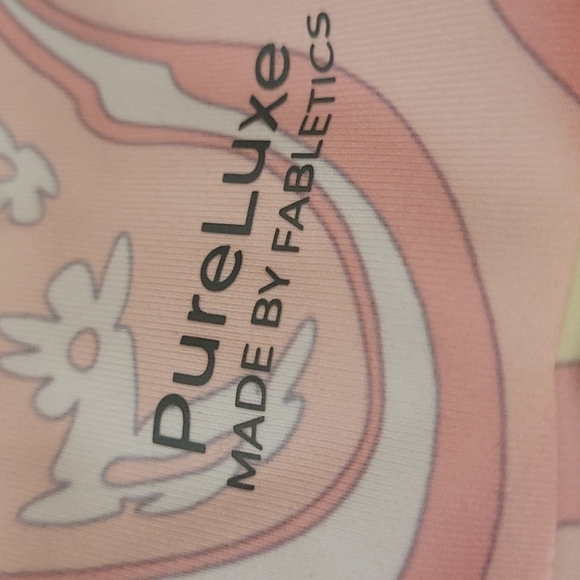 Fabletics Oasis High-Waisted Capri, Size M Guava Marble Daisy - Picture 2 of 6